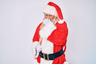 Gri saçlı, uzun sakallı, pantolon askılı Noel Baba kostümü giyen, pis ve iğrenç bir koku alan, nefesini burnunda tutan yaşlı bir ihtiyar. Kötü kokuyor. 