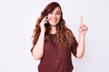 Akıllı telefondan konuşan genç ve güzel bir kadın bir fikre ya da mutlu yüzle işaret eden bir soruya şaşırdı. 