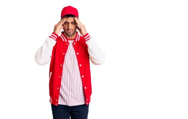 Beyzbol üniforması giyen genç bir İspanyol. Stres yüzünden başı ağrıyor. migren ağrısı. 