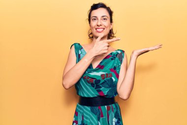 Genç ve güzel İspanyol kadın gündelik elbiseler giyip kameraya hayret ediyor ve gülümsüyor.. 