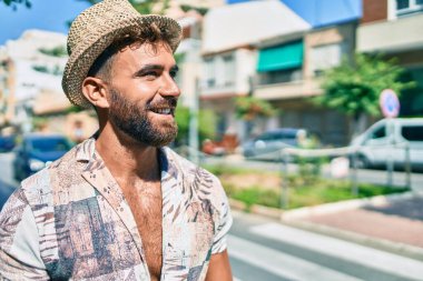 Genç İspanyol tatilde. Gülümsüyor. Şehrin caddesinde mutlu yürüyüşler.