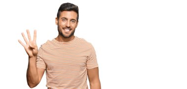 Yakışıklı, günlük kıyafetler giyen, dört numaralı parmaklarıyla işaret eden, kendine güvenen ve mutlu bir İspanyol.. 