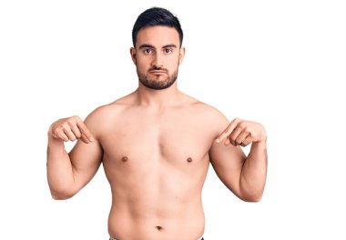 Mayolu genç adam üzgün ve üzgün görünüyor, parmaklarıyla yön gösteriyor, mutsuz ve depresif.. 