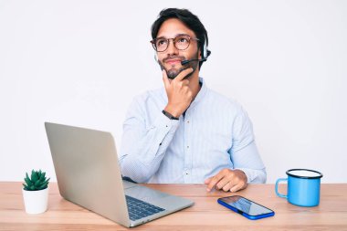 Ofiste çalışan yakışıklı İspanyol bir adam operatör kulaklığı takıyordu. Düşünceleri şüphe üzerine yoğunlaşmıştı. Parmakları çenesinde ve yukarı bakıyordu. 