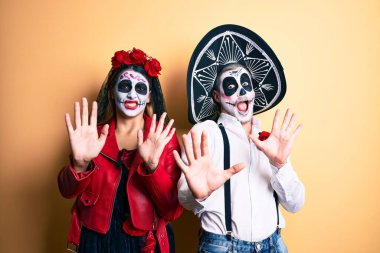 Ölü kostümün giyildiği gün korkudan ödü kopmuş ve dehşete düşmüş bir çift el kol hareketi yapmayı kes, şok içinde bağır. panik konsepti. 