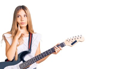 Güzel beyaz kadın, sarı saçlı, elektro gitar çalan, ciddi yüzlü eli çeneli, kafa karıştırıcı bir fikir hakkında soru soran. 