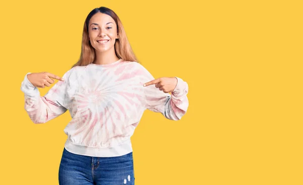 Mooie Jonge Vrouw Dragen Casual Stropdas Kleurstof Sweater Kijken Zelfverzekerd — Stockfoto