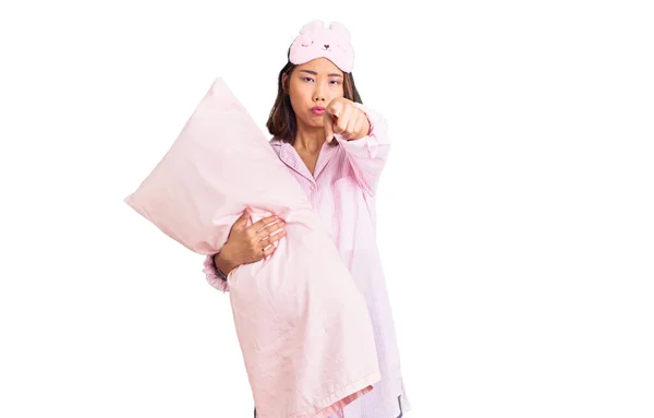 Mladá Krásná Čínská Dívka Spánkové Masce Pyžamu Drží Polštář Ukazující — Stock fotografie