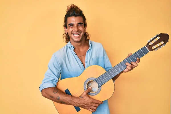 Jovem Hispânico Tocando Guitarra Clássica Sorrindo Rindo Voz Alta Porque — Fotografia de Stock