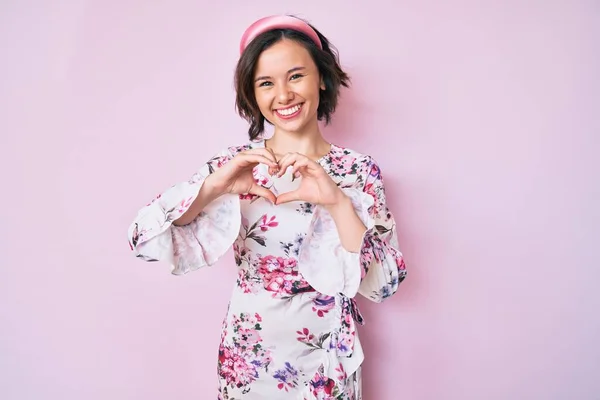 Jonge Mooie Vrouw Draagt Casual Kleding Diadeem Glimlachend Liefde Tonen — Stockfoto