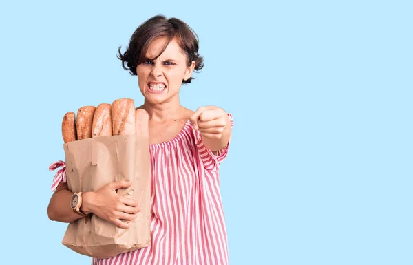 Mulher Bonita Com Cabelo Curto Segurando Saco Papel Com Pão — Fotografia de Stock