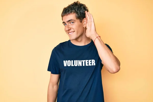 Gönüllü Tişört Giyen Genç Yakışıklı Adam Kulağı Kulağında Gülümsüyor Dedikodu — Stok fotoğraf