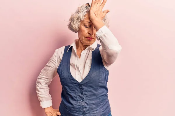 Senior Mujer Pelo Gris Con Ropa Casual Sorprendido Con Mano — Foto de Stock