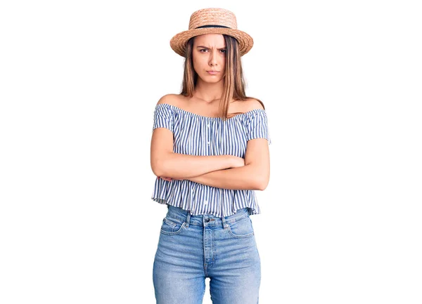 Giovane Bella Ragazza Indossa Cappello Shirt Scettico Nervoso Espressione Disapprovante — Foto Stock