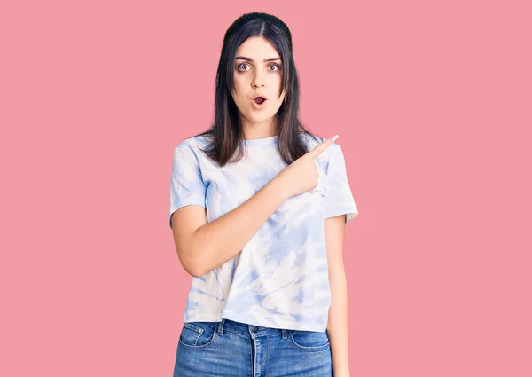Joven Hermosa Chica Con Camiseta Casual Sorprendida Señalando Con Dedo — Foto de Stock