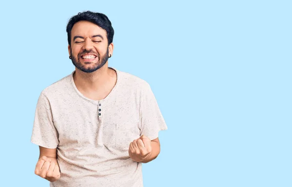 Joven Hombre Hispano Vistiendo Ropa Casual Muy Feliz Emocionado Haciendo —  Fotos de Stock