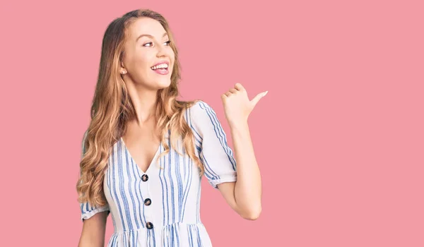 Jovem Caucasiana Com Cabelo Loiro Usando Vestido Verão Sorrindo Com — Fotografia de Stock