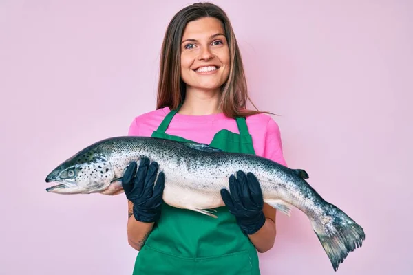 Beautiful Caucasian Woman Fishmonger Selling Fresh Raw Salmon Smiling Happy — Stock Photo, Image