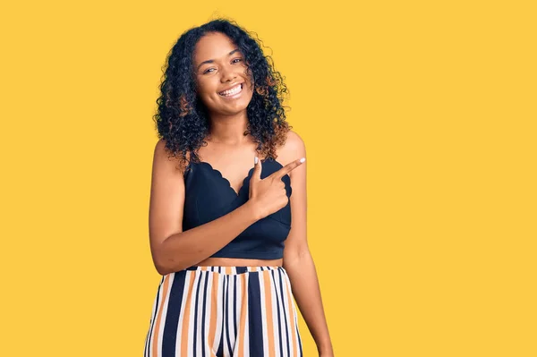 Junge Afrikanisch Amerikanische Frau Trägt Lässige Kleidung Fröhlich Mit Einem — Stockfoto