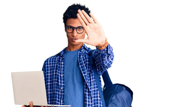 Ung Afrikansk Amerikansk Man Håller Student Ryggsäck Med Hjälp Laptop — Stockfoto