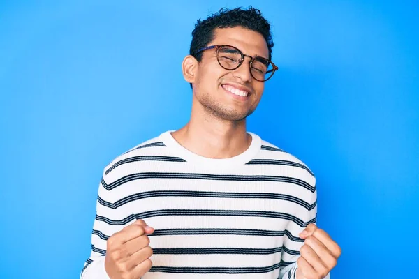 Joven Hombre Hispano Guapo Usando Suéter Casual Gafas Muy Felices — Foto de Stock