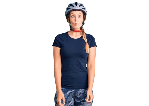 Mulher Branca Bonita Usando Capacete Bicicleta Fazendo Cara Peixe Com — Fotografia de Stock