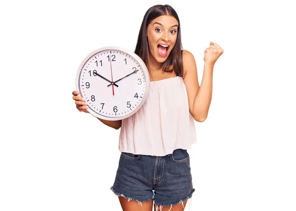 Junge Hispanische Frau Mit Großer Uhr Schreit Stolz Und Feiert — Stockfoto