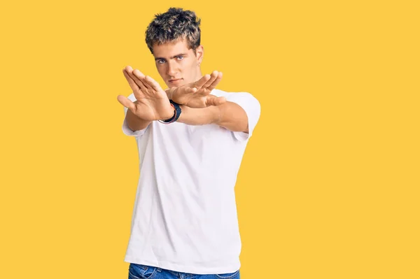 Jovem Bonito Homem Vestindo Casual Branco Tshirt Rejeição Expressão Cruzando — Fotografia de Stock