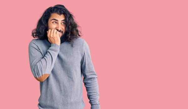 年轻的阿拉伯男子穿着休闲装 看上去很紧张 双手放在咬指甲的嘴上 焦虑问题 — 图库照片