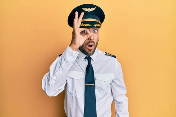 Schöner Hispanischer Mann Flugzeugpilotenuniform Der Mit Überraschtem Gesicht Und Durch — Stockfoto