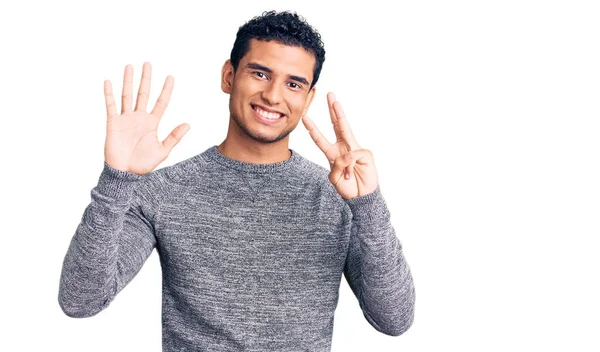 스페인 청년이 스웨터를 자신감 행복하게 웃으면서 손가락으로 가리키는 — 스톡 사진
