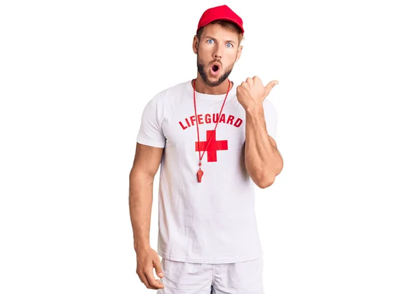 Jovem Caucasiano Vestindo Salva Vidas Shirt Segurando Assobio Surpreso Apontando — Fotografia de Stock