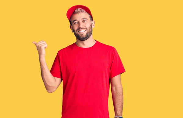 Jovem Homem Loiro Bonito Vestindo Camiseta Boné Sorrindo Com Rosto — Fotografia de Stock