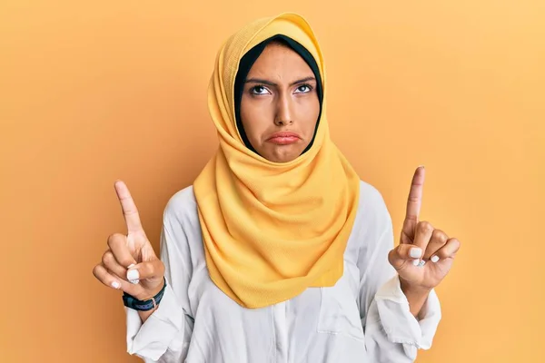 Junge Brünette Araberin Mit Traditionellem Islamischen Hijab Schal Die Traurig — Stockfoto