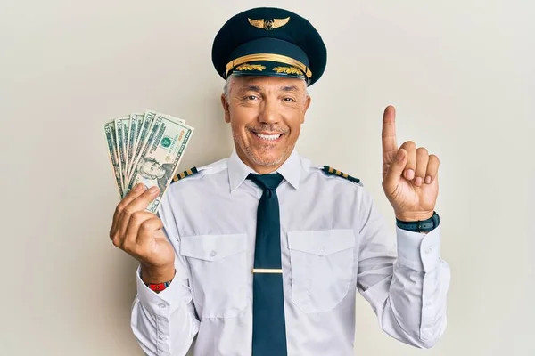 Hezký Zralý Muž Středního Věku Uniformě Pilota Letadla Držící Dolary — Stock fotografie