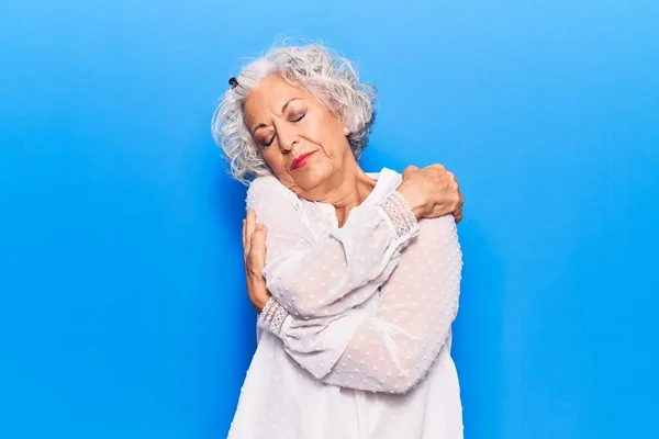 Oudere Grijsharige Vrouw Draagt Casual Kleding Knuffelend Zichzelf Gelukkig Positief — Stockfoto