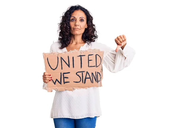 Mittelalter Schöne Frau Vereint Stehen Wir Banner Mit Wütendem Gesicht — Stockfoto