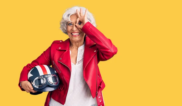 Senior Mujer Pelo Gris Sosteniendo Casco Motocicleta Sonriendo Feliz Haciendo —  Fotos de Stock