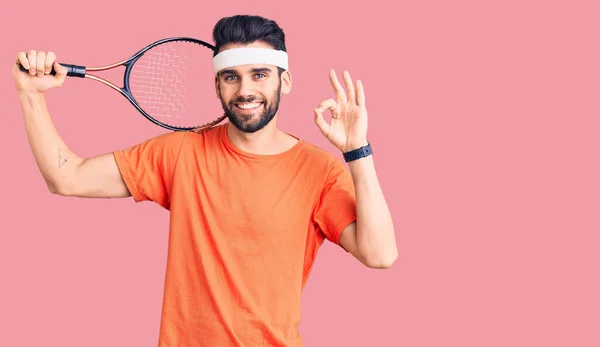 Jovem Homem Bonito Com Barba Jogando Tênis Segurando Raquete Fazendo — Fotografia de Stock