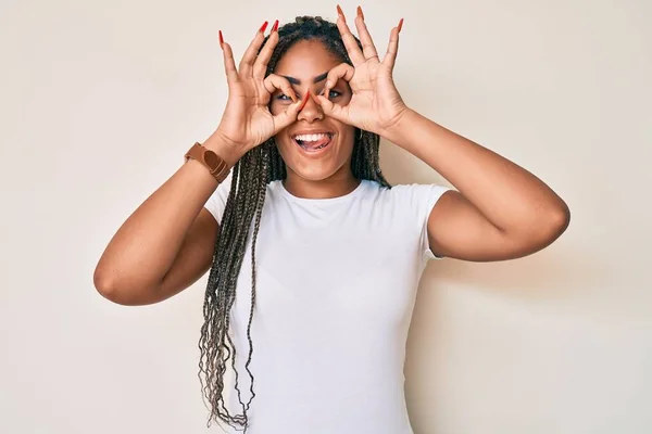 Jeune Femme Afro Américaine Avec Des Tresses Portant Shirt Blanc — Photo