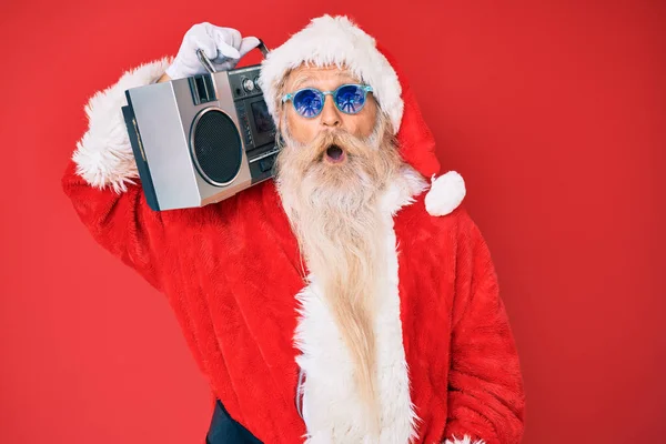 Velho Homem Sênior Vestindo Traje Papai Noel Boombox Assustado Espantado — Fotografia de Stock