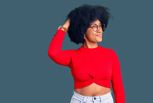 Jovem Afro Americana Vestindo Roupas Casuais Óculos Confundir Perguntando Sobre — Fotografia de Stock