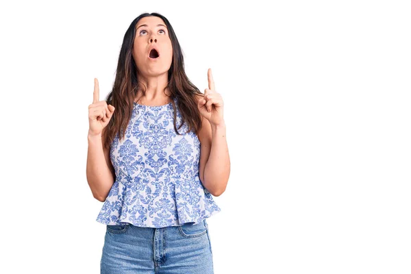 Junge Schöne Brünette Frau Lässigem Shirt Erstaunt Und Überrascht Blick — Stockfoto