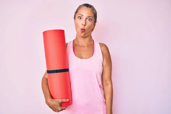 Mujer Hispana Mediana Edad Sosteniendo Esterilla Yoga Asustada Sorprendida Con —  Fotos de Stock