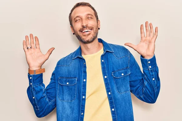 Homem Bonito Jovem Vestindo Roupas Casuais Celebrando Louco Louco Para — Fotografia de Stock