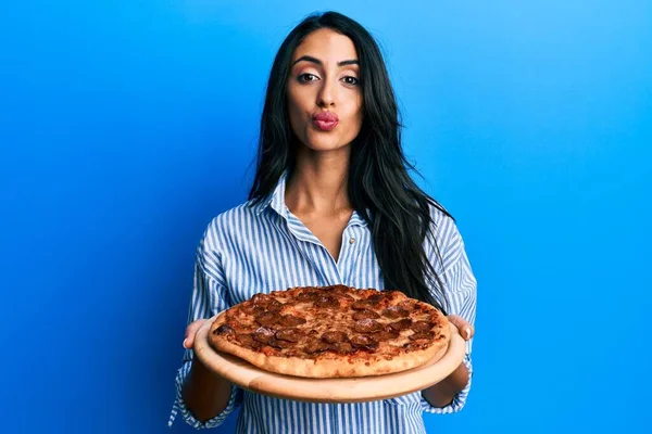 Vacker Latinamerikansk Kvinna Med God Pepperoni Pizza Tittar Kameran Blåser — Stockfoto