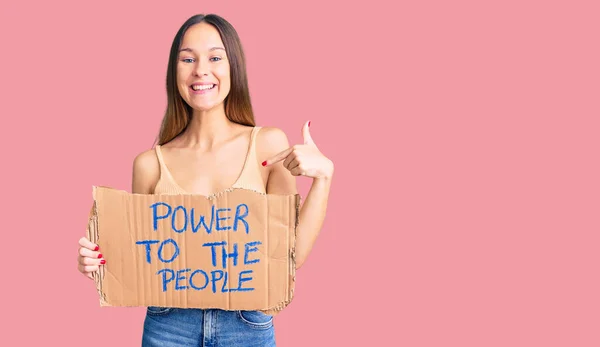 Hermosa Morena Mujer Joven Sosteniendo Poder Pancarta Gente Señalando Dedo —  Fotos de Stock