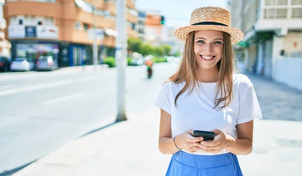 Junge Blonde Frau Urlaub Lächelt Glücklich Mit Smartphone Auf Der — Stockfoto