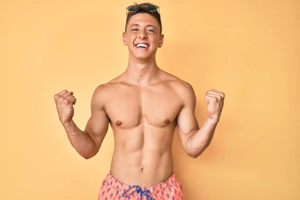 Joven Niño Hispano Usando Traje Baño Sin Camisa Gritando Orgulloso —  Fotos de Stock