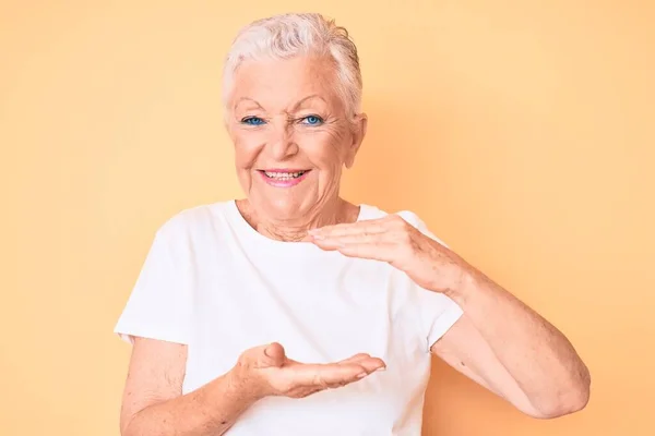 Mulher Bonita Sênior Com Olhos Azuis Cabelos Grisalhos Vestindo Tshirt — Fotografia de Stock